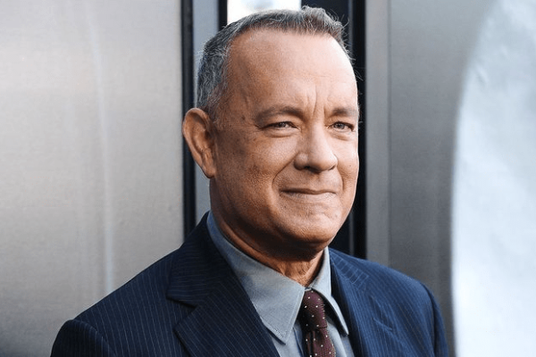 Tom Hanks as Forrest Gump on bench with box of chocolates